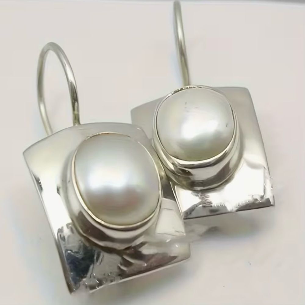 🩶 NEW Elegant Silver and White Faux Pearl Earrings 🩶